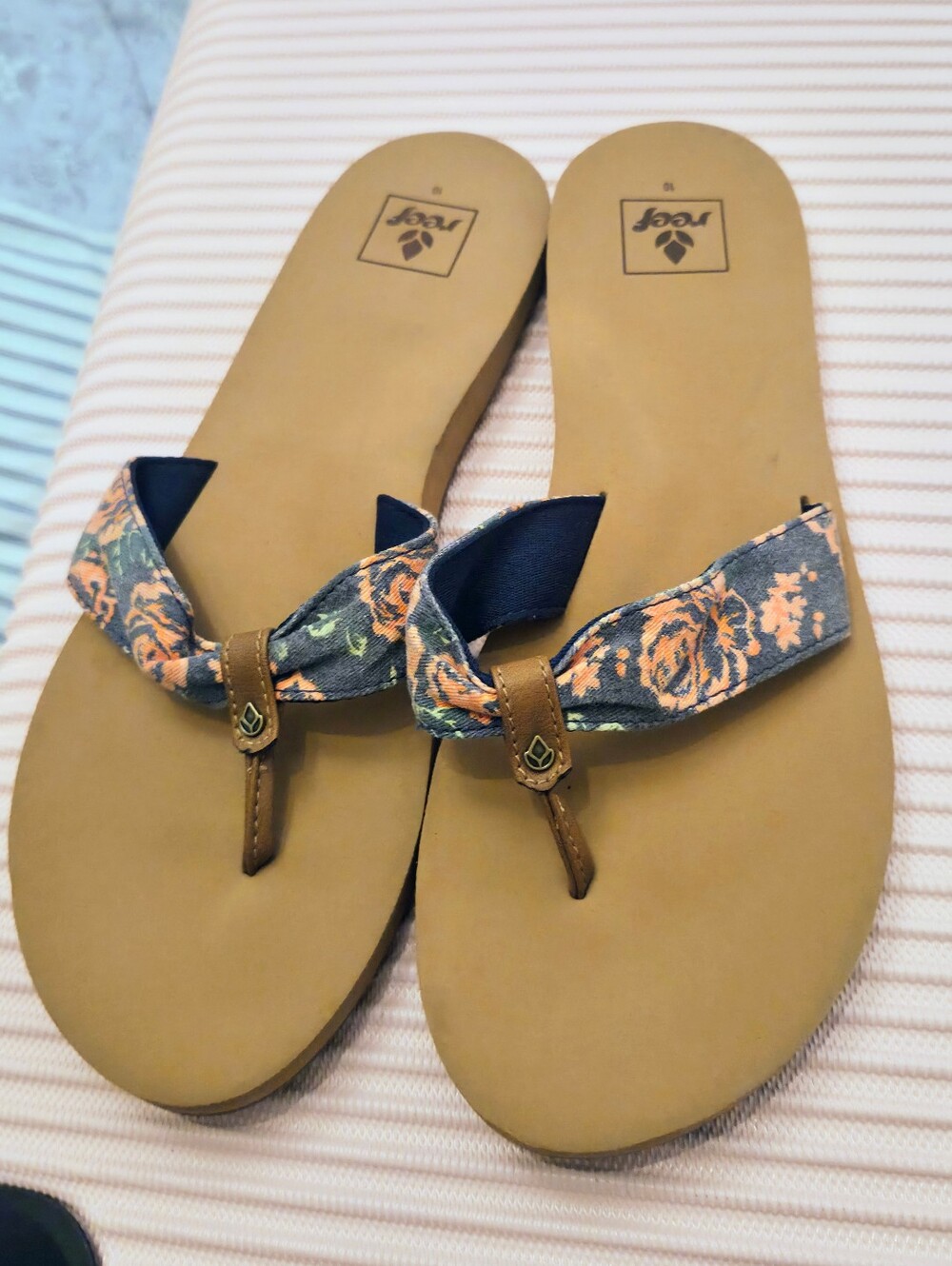 Like NEW Reef Floral Bow Flip Flop Sandals  Size 10.